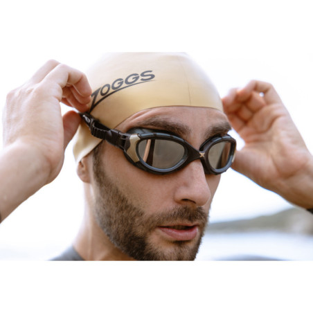 ZOGGS Predator Flex Titanium Reactor Photochromatic Black Gold - Regular Fit - Lunettes Photochromiques Triathlon et natation | Les4Nages ZOGGS Predator Flex Titanium Reactor Photochromatic Black Gold - Regular Fit - Lunettes Photochromiques Triathlon et natation | Les4Nages