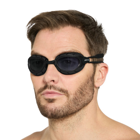 ZOGGS Predator Black Black Tint Smoke Smaller Fit - Lunettes Triathlon et eau libre | Les4Nages