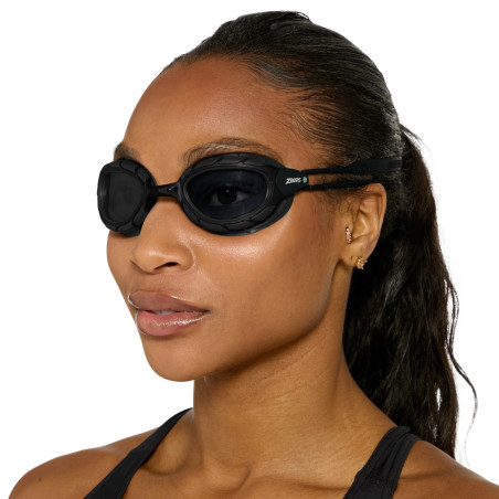 ZOGGS Predator Black Black Tint Smoke Smaller Fit - Lunettes Triathlon et eau libre | Les4Nages