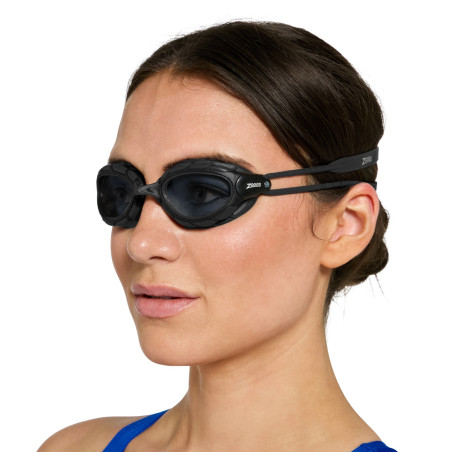 ZOGGS Predator Black Black Tint Smoke Smaller Fit - Lunettes Triathlon et eau libre | Les4Nages